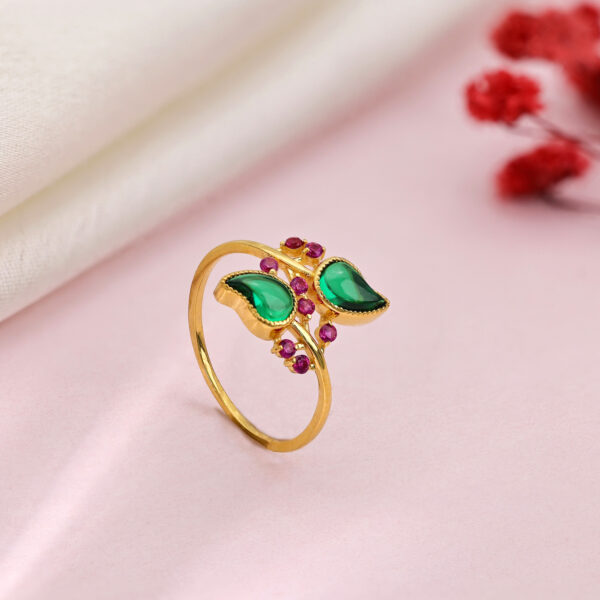 Gold Ring with Leafy Elegance