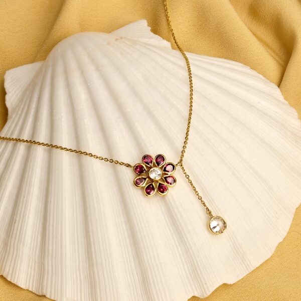 Stylish Gold Floral Necklace